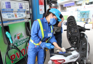 Giá xăng giảm nhẹ, dầu diesel và dầu hỏa tiếp tục tăng