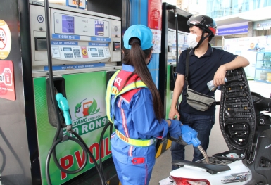 Giá xăng RON95-III giảm xuống còn 20.165 đồng/lít