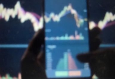 Dòng tiền “đổi gu”: Cổ phiếu vốn hóa vừa hút mạnh, VN-Index tăng nhẹ trong phiên đầy biến động