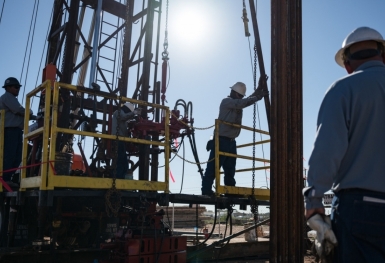 Giới đầu tư chuyển hướng sang cổ phiếu năng lượng