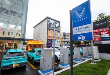 FPT Retail (FRT) chính thức bắt tay V-Green, biến hàng trăm cửa hàng FPT Shop thành trạm sạc ô tô điện