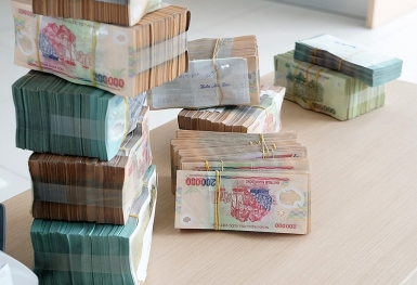 'Con cưng' bết bát trên sàn, lãnh đạo dồn dập móc hầu bao cứu giá cổ phiếu