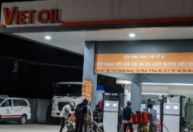 Hai doanh nghiệp phải dừng nhập khẩu xăng dầu