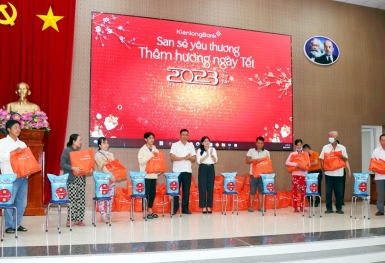 KienlongBank tiếp tục hành trình 'San sẻ yêu thương – Thêm hương ngày Tết' năm thứ 10
