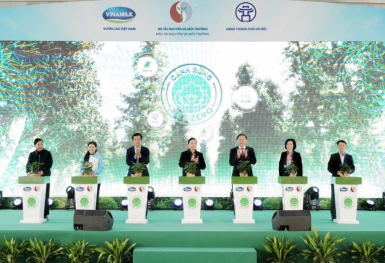 Vinamilk khởi động 'Hành trình Net Zero 2050' với sự kiện trồng cây tại Hà Nội