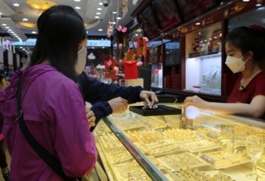 Giá vàng hôm nay (24/3): Fed sẽ dừng tăng suất, lo ngại bất ổn, giá vàng tăng vọt