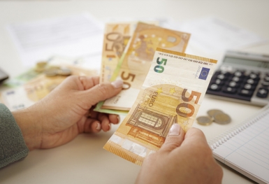 Khu vực đồng Euro tiếp tục đối mặt với lạm phát gia tăng