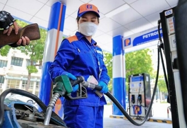 Xăng dầu đồng loạt tăng giá, RON95 lên gần 24 nghìn đồng/lít