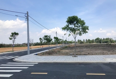 Nhà riêng ổn định, đất nền “rã băng”