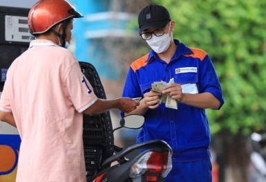 Giá xăng RON95 đảo chiều tăng, lên gần 25 nghìn đồng/lít