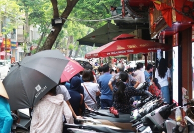 NHNN nói về việc người dân xếp hàng dài chờ mua vàng