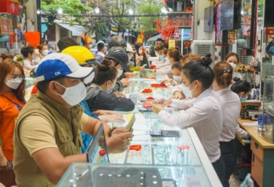 Chuyên gia khuyến cáo: Người dân cần thận trọng, tránh hiệu ứng tâm lý khi mua vàng