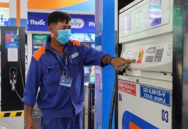 Giá xăng tăng nhẹ, giá dầu tiếp tục giảm