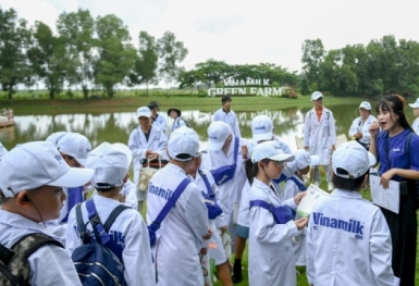 Học sinh thích thú khám phá trang trại, nhà máy “xanh” sản xuất ra hộp sữa Vinamilk