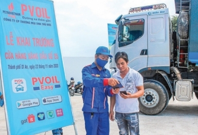 Giá xăng RON95 giảm mạnh 457 đồng/lít
