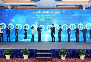 Vinfast và 12 ngân hàng, tổ chức tài chính chung tay hỗ trợ người dân Hà Nội chuyển sang xe điện