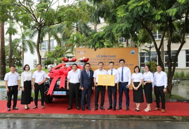 PVcomBank trao tặng xe ô tô phục vụ công tác cho Bệnh viện Đa khoa huyện Ba Vì