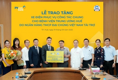 PVcomBank trao tặng 10 chiếc xe điện phục vụ công tác chung cho Bệnh viện Trung ương Huế