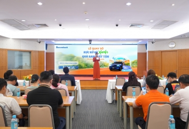 Sacombank quay số tìm ra khách hàng trúng ô tô điện và hàng trăm giải thưởng giá trị