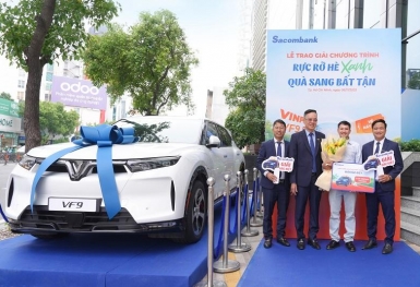 Sacombank trao xe ô tô điện VinFast VF9 Eco cho khách hàng may mắn