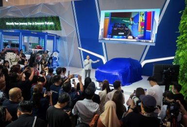 VinFast lập kỷ lục tại IIMS Surabaya 2025 với 4 giải thưởng, VF 3 được xướng tên “Xe điện đô thị tốt nhất”