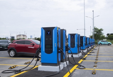 V-Green khai trương trạm sạc siêu nhanh lớn nhất Hà Nội, chủ xe điện chia sẻ: “84 cổng toàn sạc nhanh nên rút ngắn đáng...