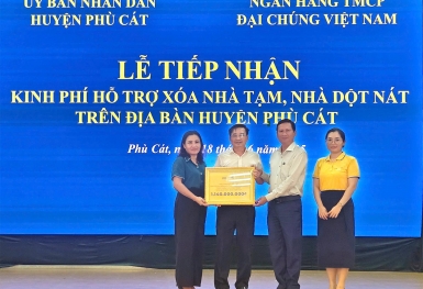 PVcomBank nhận Bằng khen của Chủ tịch UBND tỉnh Bình Định trong phong trào thi đua xóa nhà tạm, nhà dột nát trên địa bàn