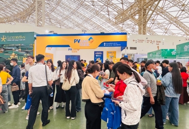 Khách hàng trải nghiệm tài chính số cùng PVcomBank tại Hội chợ mùa Thu 2025