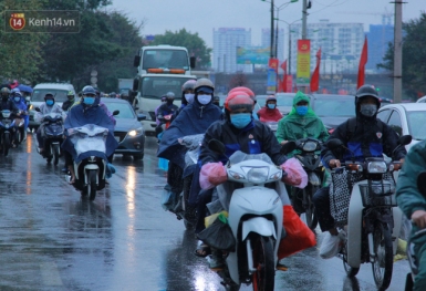 Ảnh: Người dân ùn ùn rời Hà Nội, đội mưa về quê ăn Tết, đường vành đai 3 tắc dài hàng km