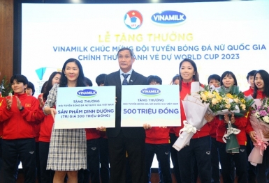 Vinamilk trao thưởng 500 triệu tiền mặt và 2 năm sử dụng sản phẩm để chúc mừng thành tích đội tuyển bóng đá nữ quốc gia