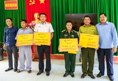 Lãnh đạo tỉnh Cà Mau và T&T Group thăm và tặng quà cán bộ chiến sĩ làm nhiệm vụ trên đảo Hòn Khoai