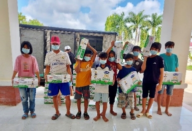 Món quà 'bất ngờ' từ Vinamilk đến với các em nhỏ có hoàn cảnh khó khăn giữa ngày hè giãn cách