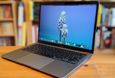 Chuẩn bị vào năm học mới, laptop MacBook của Apple liên tục giảm giá nhằm kích cầu