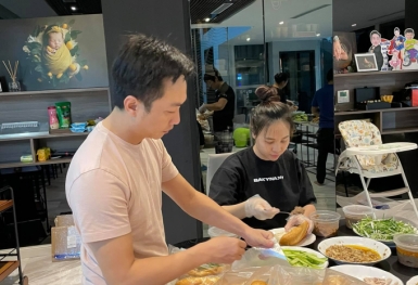 Tích cực làm từ thiện, vợ chồng Cường Đô La còn tự tay làm bánh mì tặng người dân Sài Gòn