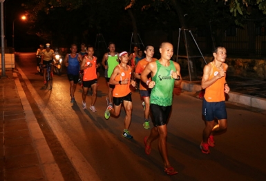 Chạy theo VPBank Hanoi MarathonASEAN, thấy 1 Hà Nội lãng mạn đêm thu
