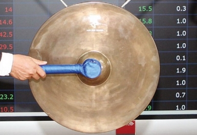 Vì sao ngân hàng cấp tốc chuyển sàn?