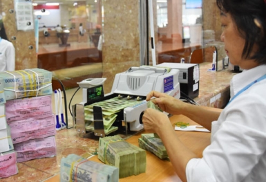 Giữa mùa dịch, lãi suất cho vay và tiền gửi tại quầy giảm mạnh, lãi suất tiết kiệm online tăng