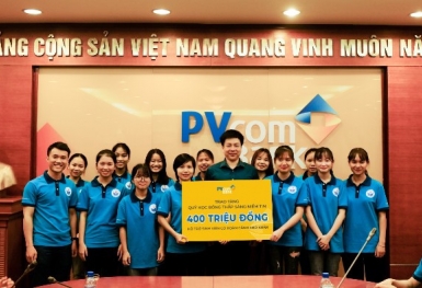 PVcomBank trao tặng 400 triệu đồng hỗ trợ sinh viên khó khăn mùa dịch