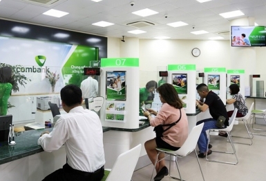 Cổ phiếu VCB liên tục lao dốc, Kế toán trưởng Vietcombank đăng ký mua thêm 10.000 CP