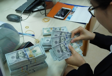 Giá USD tự do tăng liên tục