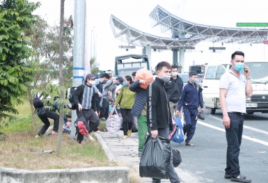 Ảnh: Người dân vạ vật trên cao tốc Hải Phòng - Quảng Ninh vì diễn biến bất ngờ của dịch COVID-19