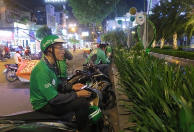 Bất động sản 24: Môi giới nhà đất chạy Grab, buôn hoa quả bù... thưởng Tết