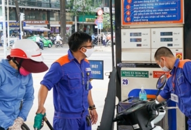 Giá xăng dầu phi mã đẩy CPI tháng 2 tăng 1%