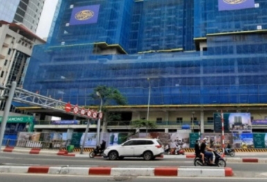 Bất cẩn khi thi công, thanh sắt rơi đâm thủng mái nhà dân