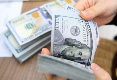 Giá USD 'chợ đen' tăng mạnh, vượt mốc 24.000 đồng