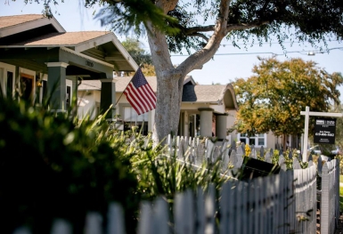 Sốt đất điên cuồng ở Mỹ: Gần 100 người tranh nhau mua 1 căn nhà, giá bán cuối cùng cao hơn 70% so với giá gốc