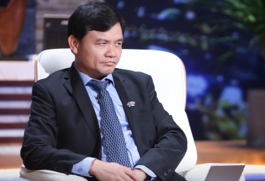 Shark Phú chốt deal đầu tiên mùa 4 theo phong cách “bank tank”: Cho startup vay 15 tỷ đồng nhưng cần thế chấp 3 căn nhà, nếu startup làm tốt mới chuyển tiền thành cổ phần