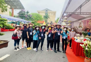 Khách du lịch và các đoàn thi đấu Bóng rổ SEA Games 31 thăm quan khu trưng bày sản phẩm OCOP huyện Thanh Trì