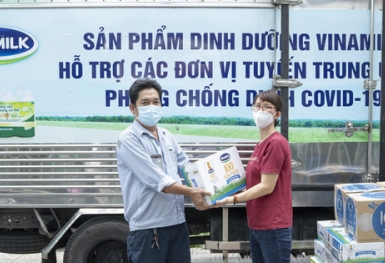 Vinamilk tiếp sức lực lượng tuyến đầu đang ngày đêm xét nghiệm sàng lọc cho người dân TP. HCM