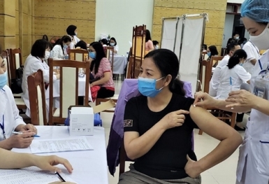 Hà Nội 'thoát' nhóm tiêm chủng chậm; F0 TP.HCM giảm mạnh